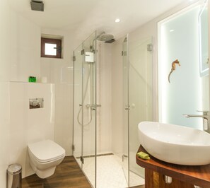 Double or Twin Room | Bathroom | Shower, free toiletries, hair dryer, slippers - Hugo Hotel (Varna)