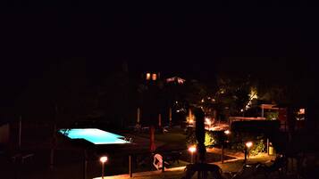 Piscina externa sazonal, guarda-sóis, espreguiçadeiras