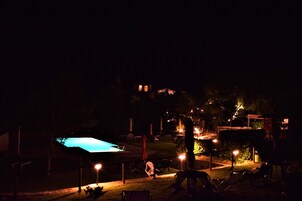 Una piscina al aire libre de temporada, sombrillas