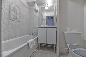 Combined shower/bathtub, deep-soaking bathtub, towels