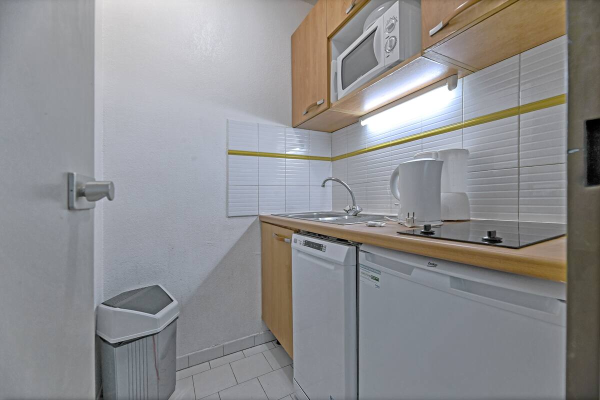 Coffee/tea maker, fridge, microwave, stovetop