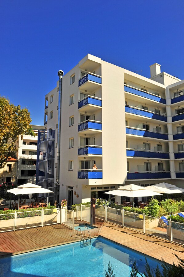 Seasonal outdoor pool, open 10:00 AM to 6:30 PM, pool loungers