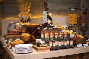 Daily buffet breakfast for a fee - Samann Grand (Malé)