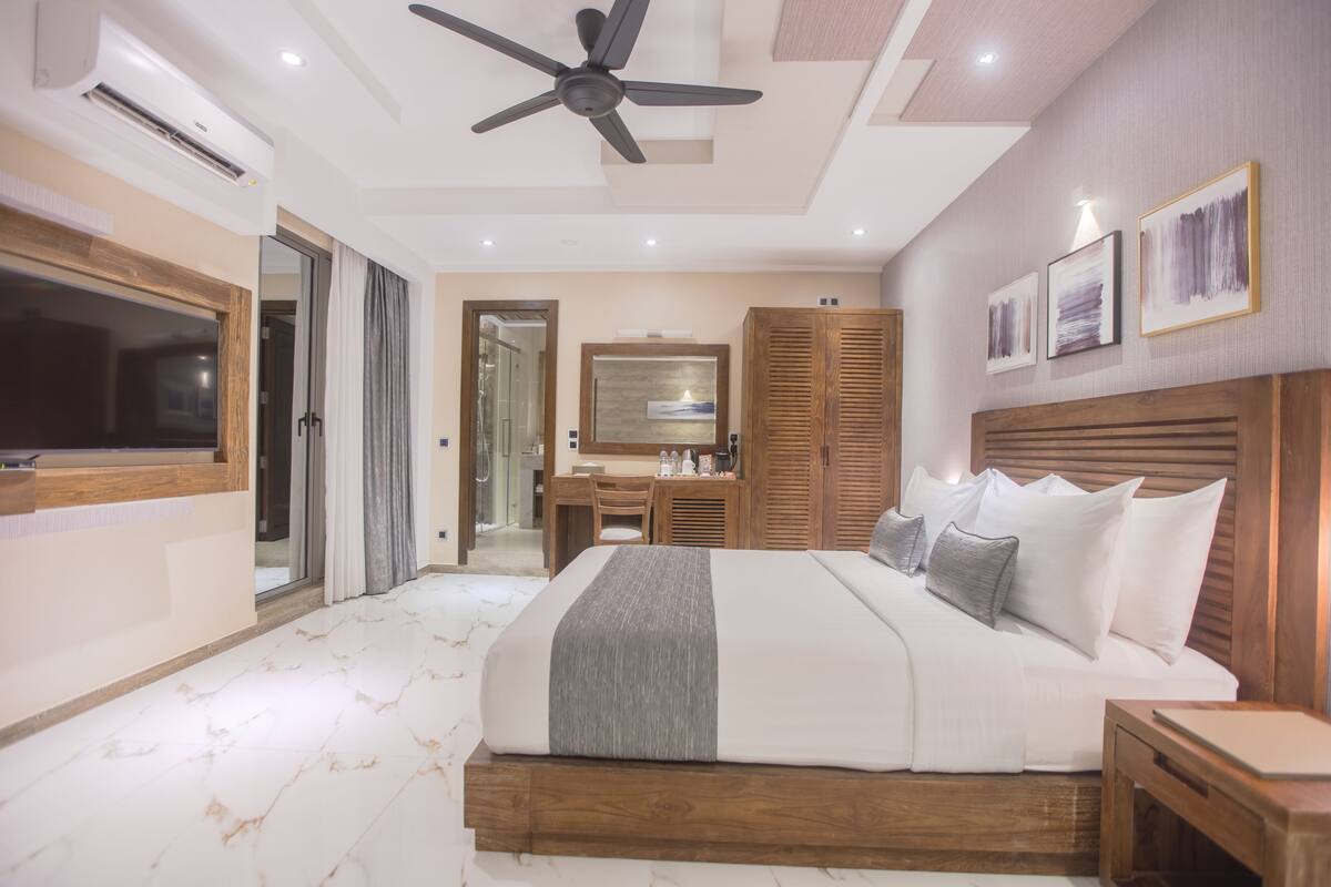 samann suite with balcony, free airport transfer | premium bedding, select comfort beds, minibar, in-room safe