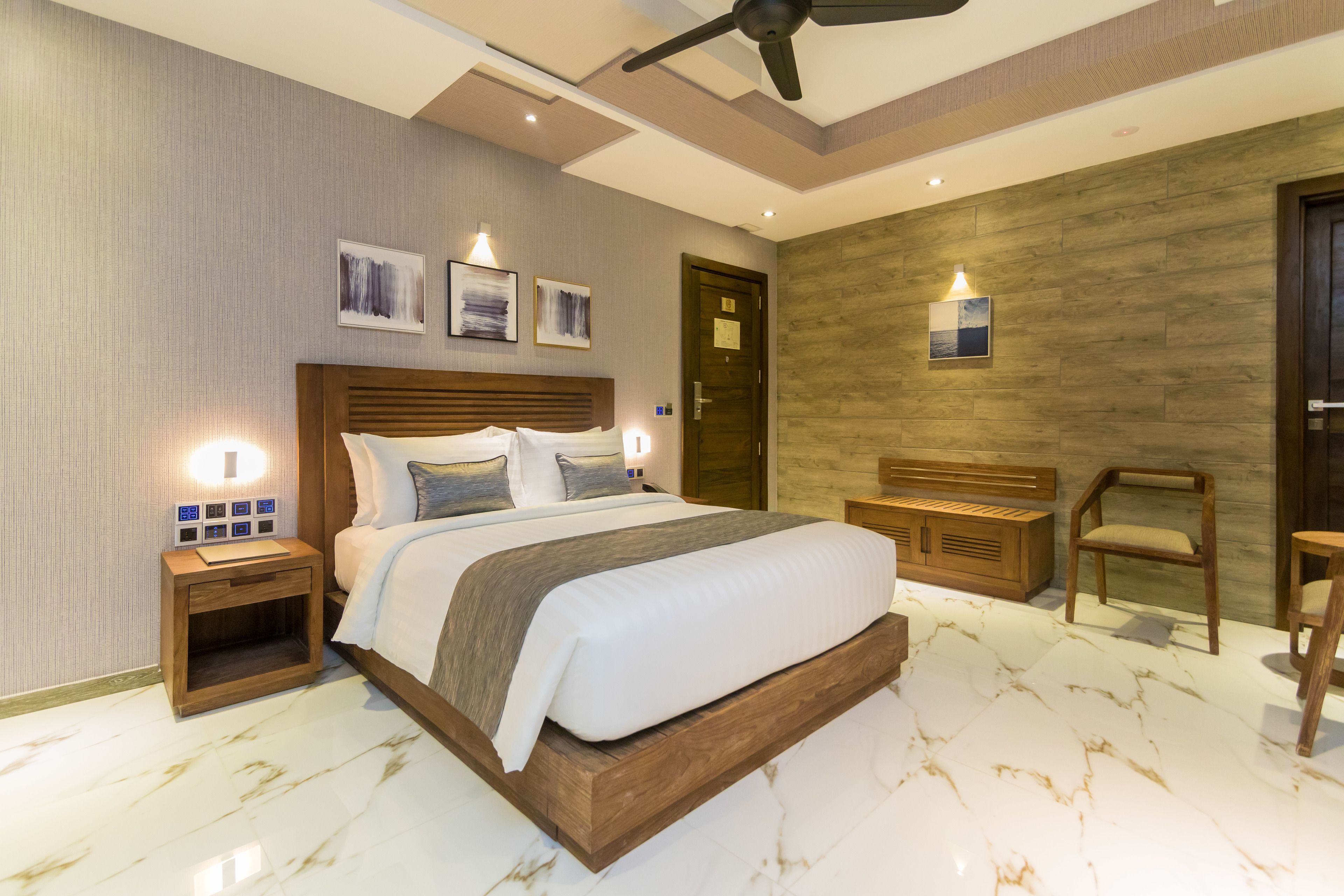 samann suite with balcony, free airport transfer | premium bedding, select comfort beds, minibar, in-room safe