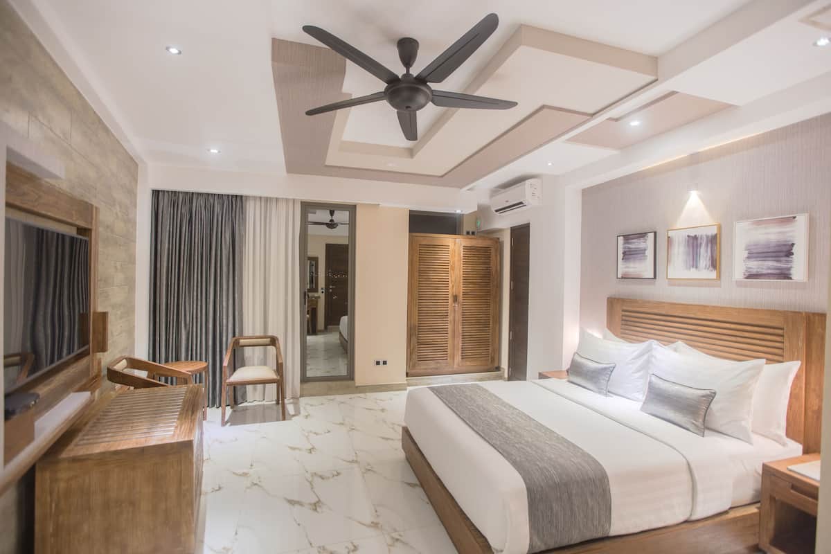Executive Suite with Balcony, Free Airport Transfer | Premium bedding, Select Comfort beds, minibar, in-room safe