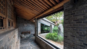 Stone Forest | Coffres-forts dans les chambres, décoration personnalisée