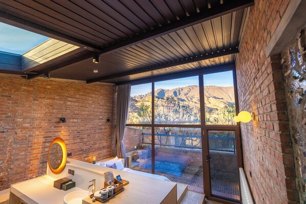 Great Wall View Tatami | In-room safe, individually decorated, individually furnished, desk - Brickyard Retreat at Mutianyu Great Wall (Huairou)