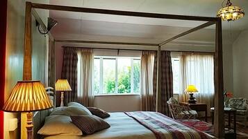 Deluxe Suite, 1 King Bed, Balcony, Garden View | Egyptian cotton sheets, premium bedding, down comforters