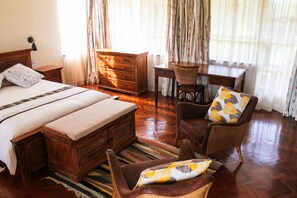 Deluxe-paritalo, 1 keskisuuri parisänky, parveke, näköala puutarhaan | Egyptinpuuvillaiset lakanat, ylelliset vuodevaatteet, untuvapeitot