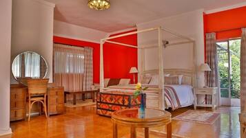 Suite Deluxe, 1 cama King size, balcón, vista al jardín | Sábanas de algodón egipcio, ropa de cama de alta calidad y edredón