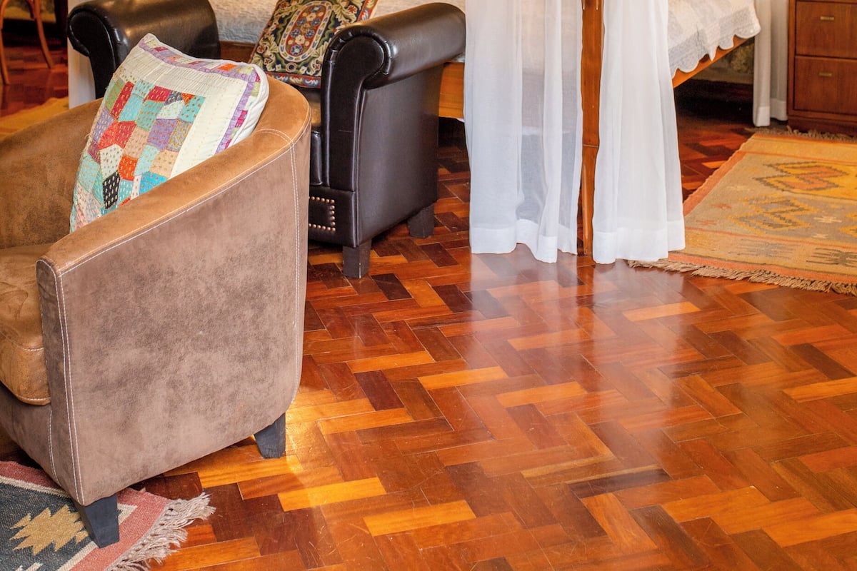 Studiosvit Executive - 1 kingsize-säng - eldstad - utsikt mot trädgården | Egyptiska bomullslakan, sängtillbehör av högsta kvalitet och duntäcken