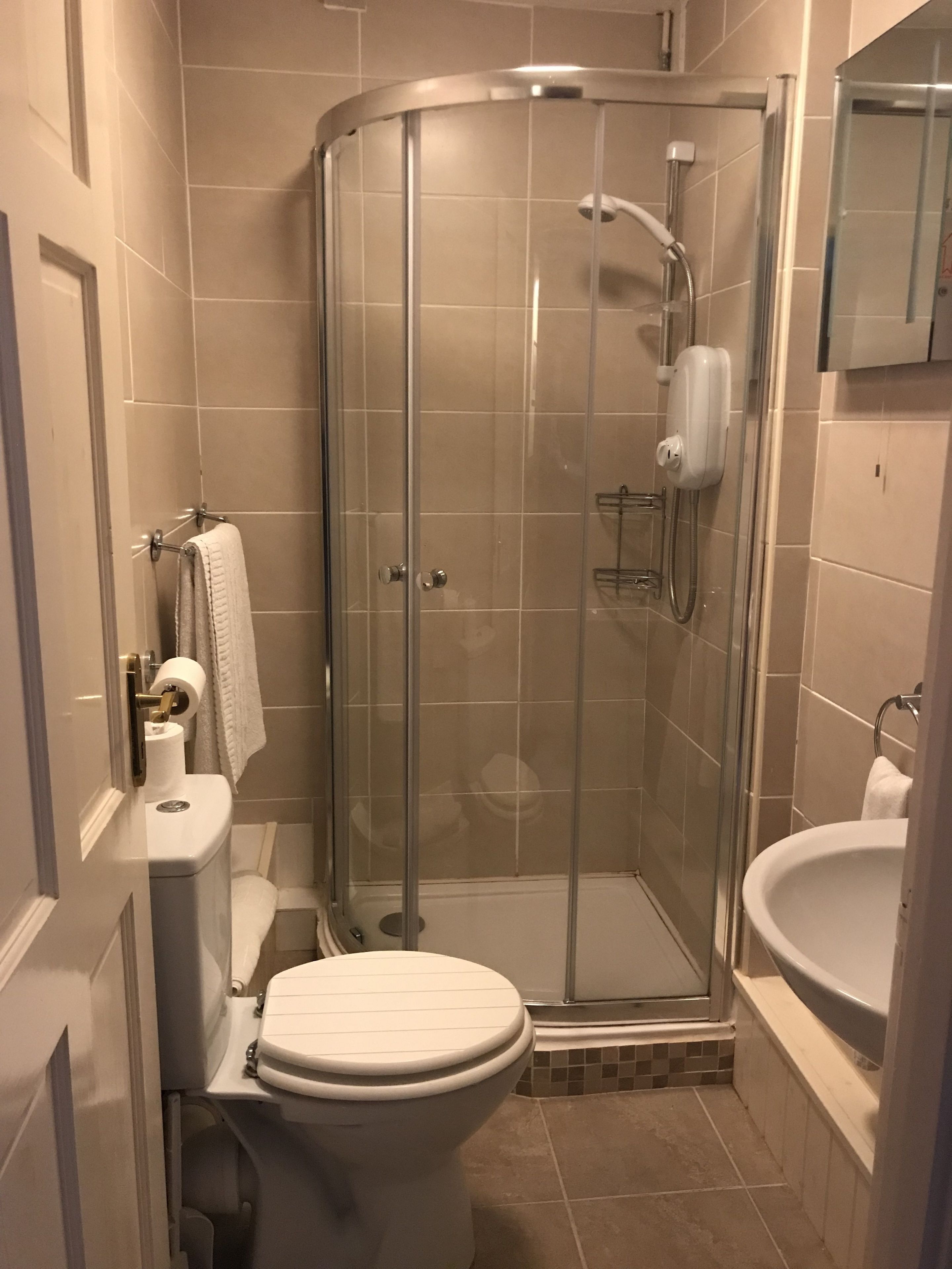 single room | bathroom | towels