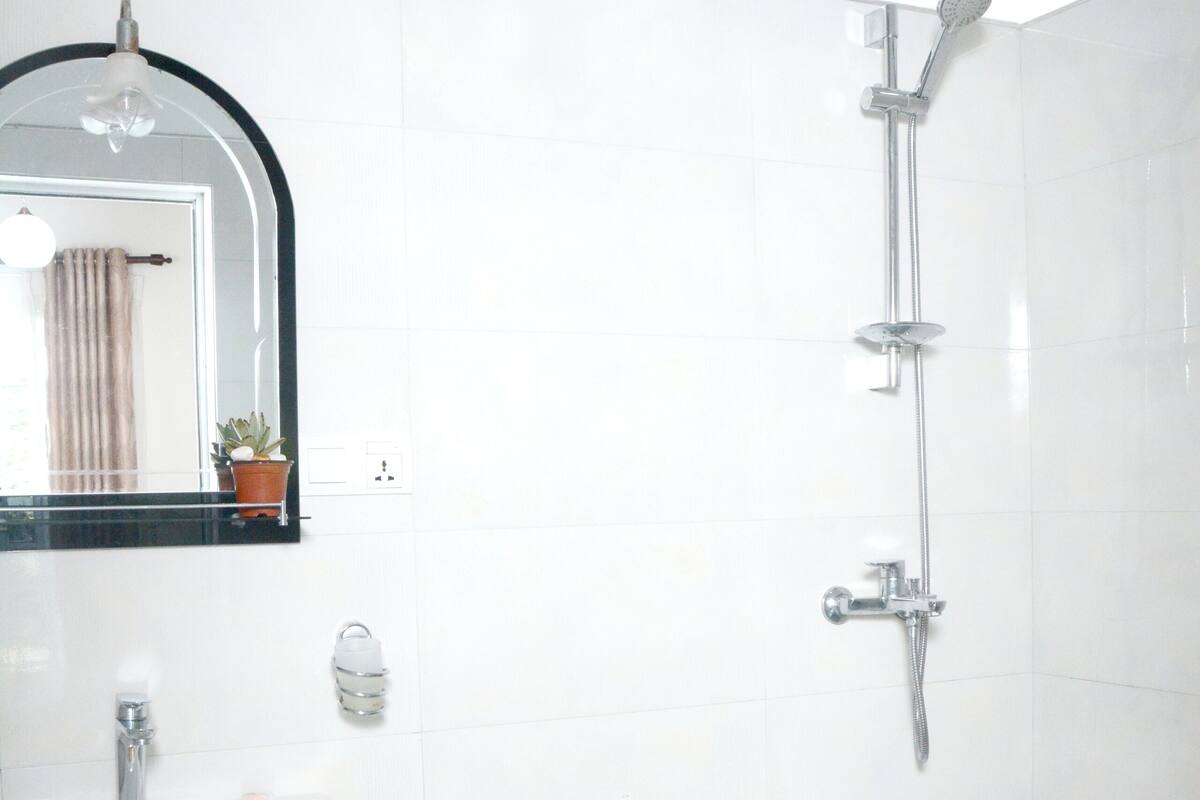Habitación Deluxe | Baño | Regadera, amenidades de baño gratuitas, secadora de cabello, bidet