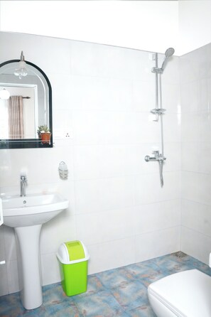 Deluxe Room | Bathroom | Shower, free toiletries, hair dryer, bidet - The Fern Inn (Nuwara Eliya)