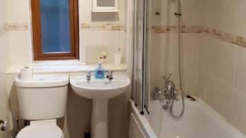 Un baño con inodoro, lavamanos y bañera.