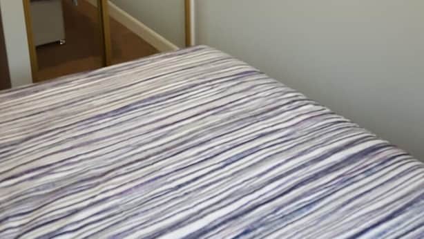 A room with a bed, a mirror, and a lamp. - Alexandra Park Guest House (Belfast)