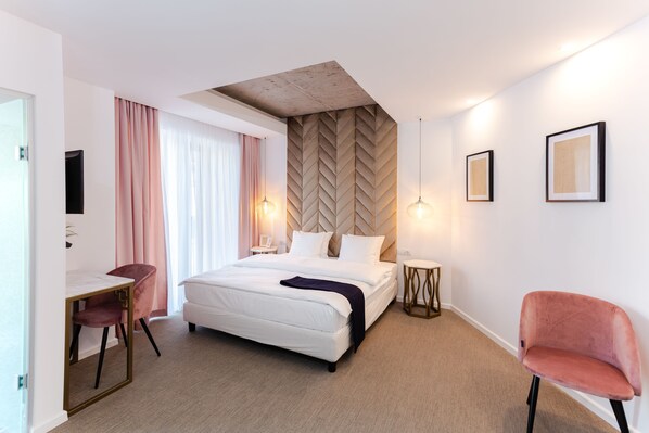 Minibar, caja de seguridad en la habitación y escritorio 