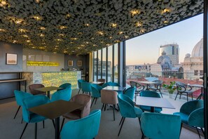 Desayuno buffet (EUR 7.86 por persona)