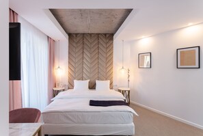Quarto casal superior | Frigobar, cofres nos quartos, escrivaninha, cortinas blackout