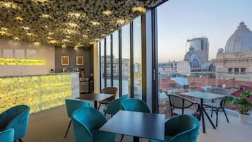 Se ofrece un desayuno bufé (7.86 EUR por persona)