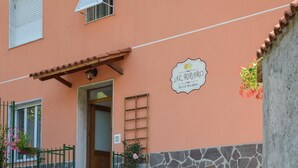 Un edifici amb un cartell que diu "Al Riparo Bed & Breakfast".