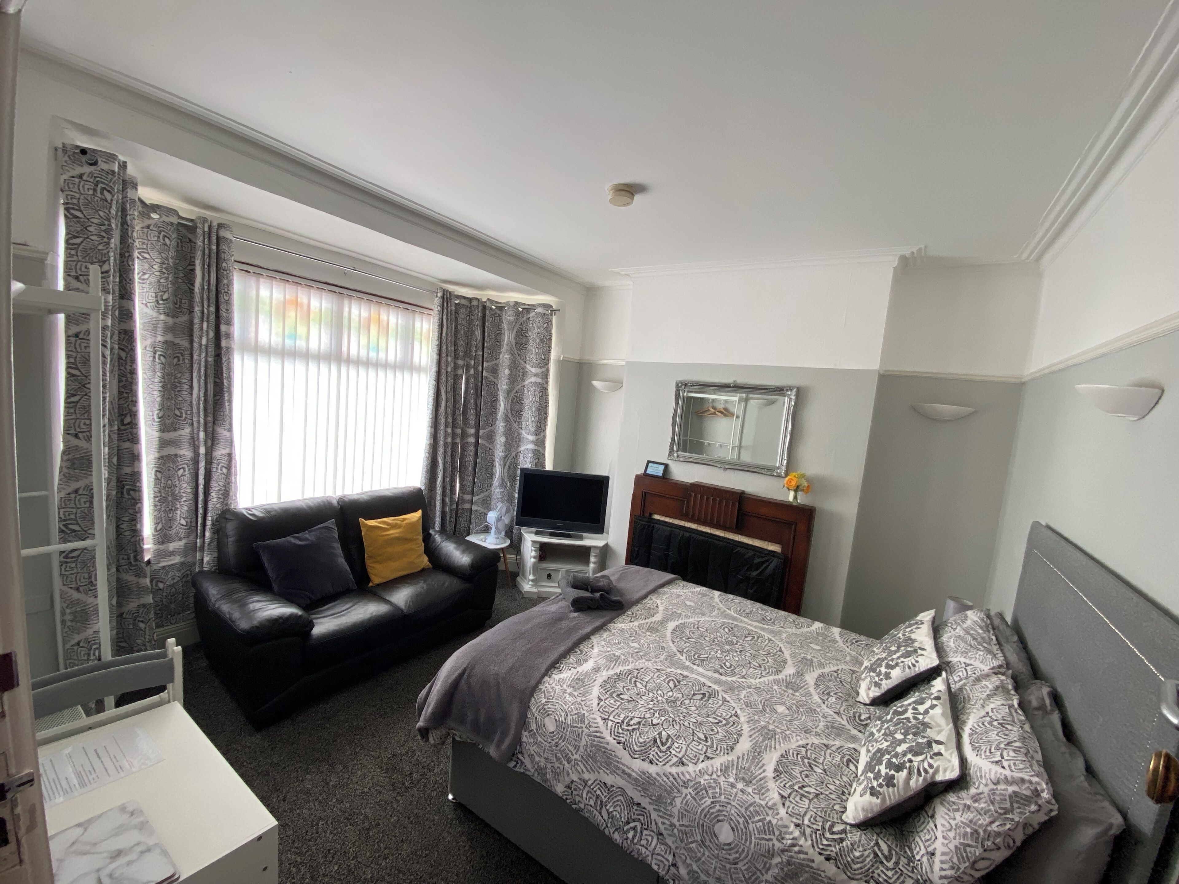 Bureau, espace de travail pour ordinateur portable, rideaux occultants