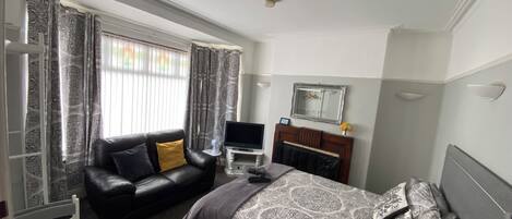 Habitación básica, baño compartido (3) | Escritorio, espacio para trabajar con laptop y cortinas blackout