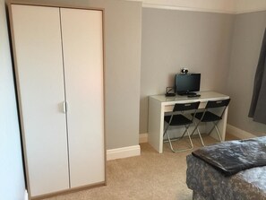 Eenvoudige tweepersoonskamer, gemeenschappelijke badkamer (4) | Een bureau, een laptopwerkplek, verduisterende gordijnen, gratis wifi