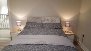 Een bureau, een laptopwerkplek, verduisterende gordijnen, gratis wifi