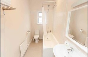 Pengering rambut dan handuk