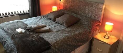 Meja kerja, ruang kerja ramah laptop, dan tirai kedap cahaya