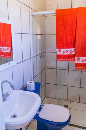 Double Room, 1 Double Bed | Bathroom | Shower, free toiletries, towels - Pousada Praia do Ribeiro (Vila Velha)