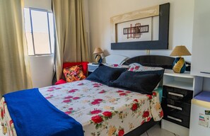 Minibar, decoración personalizada y cortinas blackout 