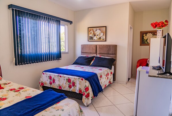 Double Room, 1 Double Bed | Minibar, individually decorated, blackout drapes, iron/ironing board - Pousada Praia do Ribeiro (Vila Velha)