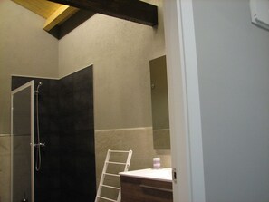 Shower, rainfall showerhead, hair dryer, towels - Casanova de Baix (Ripoll)