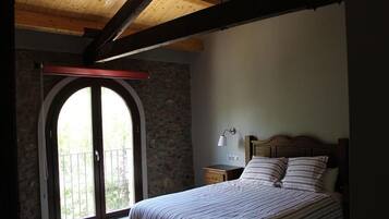 Een bureau, verduisterende gordijnen, gratis babybedden, extra bedden