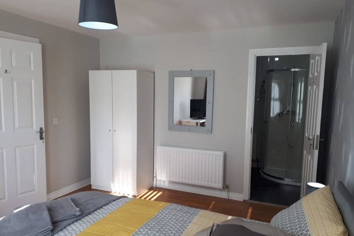 Double Room, Private Bathroom | WiFi (free), bed sheets