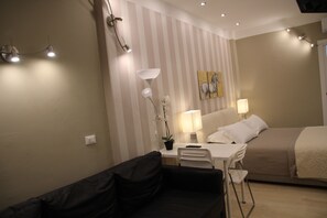 Comfort-huone | Minibaari, tallelokero huoneessa, työpöytä, pimennysverhot