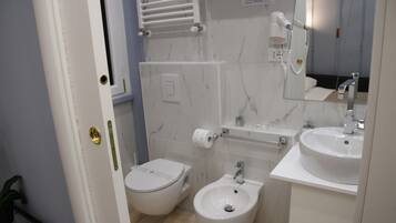 Camera Comfort | Bagno | Doccia, set di cortesia gratuito, asciugacapelli, bidet