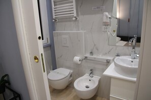 Habitació Comfort | Bany | Dutxa, articles de tocador gratuïts, assecador de cabells i bidet 