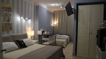 Comfort Room | Minibar, in-room safe, desk, blackout drapes
