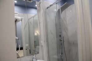 Shower, free toiletries, hair dryer, bidet - B&B Pescara Centro Luxury Suite (Pescara)