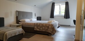 ห้องแฟมิลี่, ระเบียง | มินิบาร์, ตู้นิรภัยในห้องพัก, ห้องเก็บเสียง, เตารีด/โต๊ะรีดผ้า