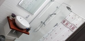 Shower, rainfall showerhead, free toiletries, hair dryer