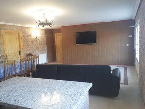 20-inch flat-screen TV with cable channels, TV - Hotel Rural Puerta De Caderechas (Oña)