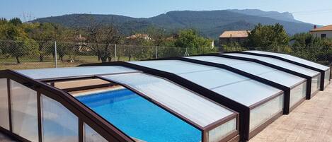 Piscine intérieure, piscine extérieure en saison, 8 h à  11 h, parasols