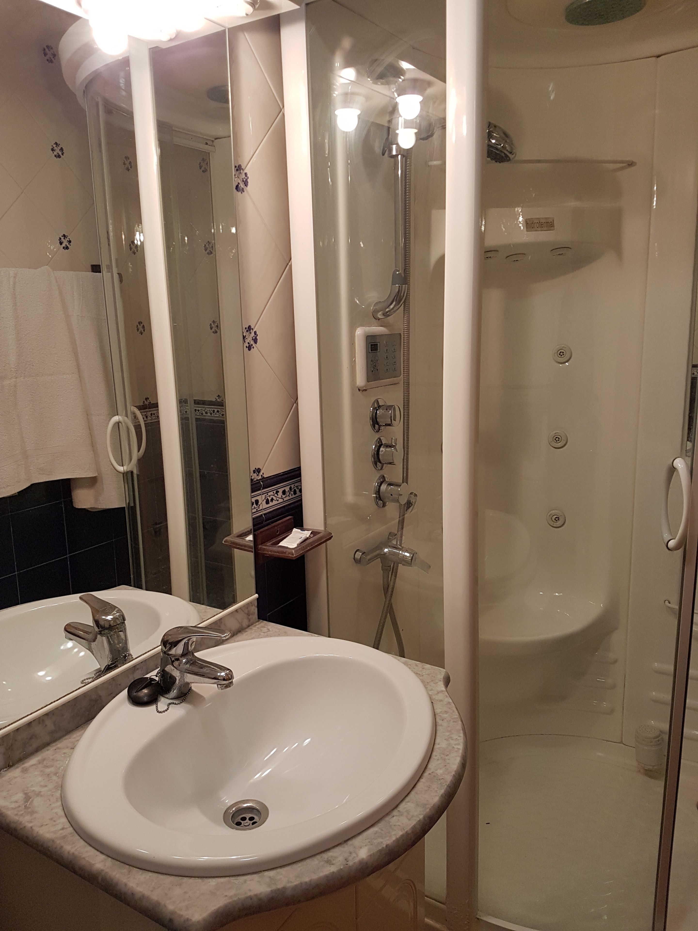 Twin Room | Bathroom