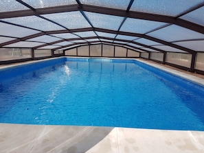 Indoor pool, seasonal outdoor pool, pool umbrellas - Hotel Rural Puerta De Caderechas (Oña)