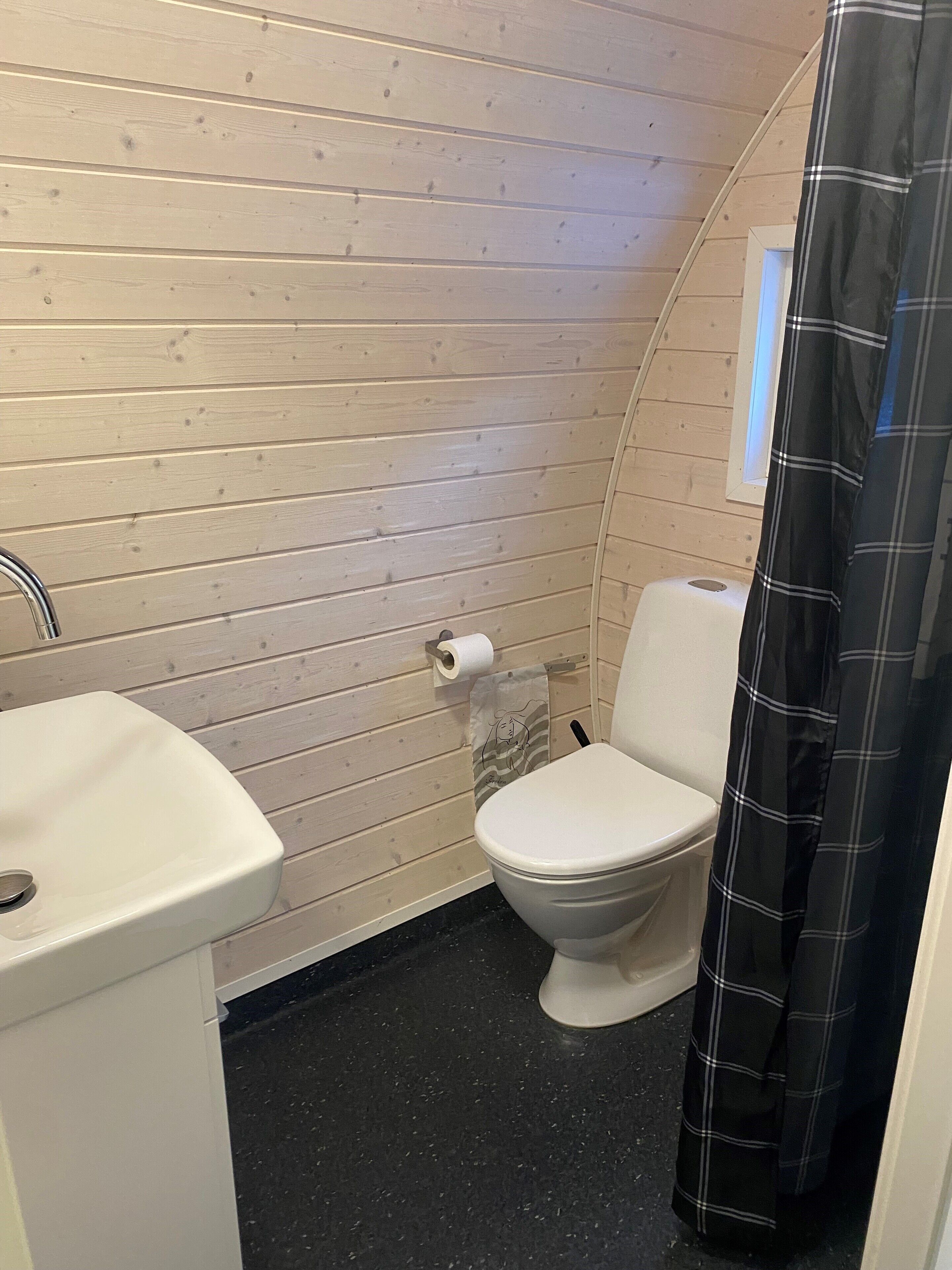 Cabin dành cho gia đình | Phòng tắm | Buồng tắm vòi sen, giấy vệ sinh 